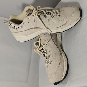 A set of cute easy spirit size nune